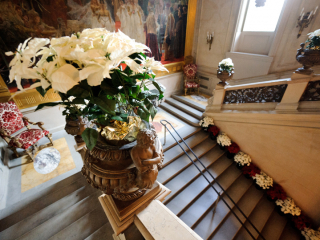 Holiday décor in the Great Staircase. Photo by Sam Hurd.