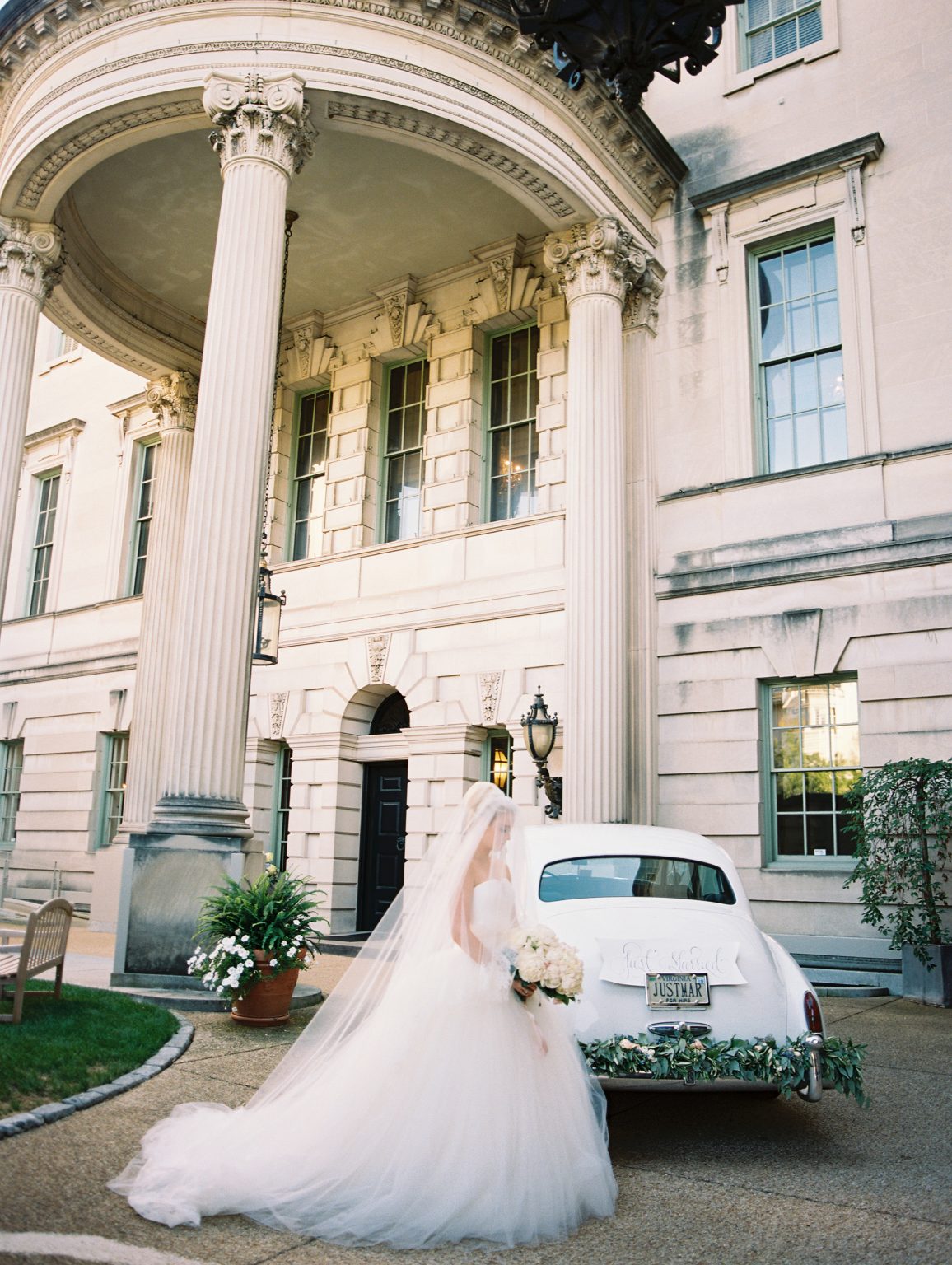 <h2>The bride arrives in style</h2>Photo by Abby Jiu. Lauryn Prattes, planner.