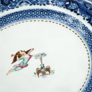 Center of a porcelain Society of the Cincinnati dinner plate with polychrome enamel decoration, one of our masterpieces in detail